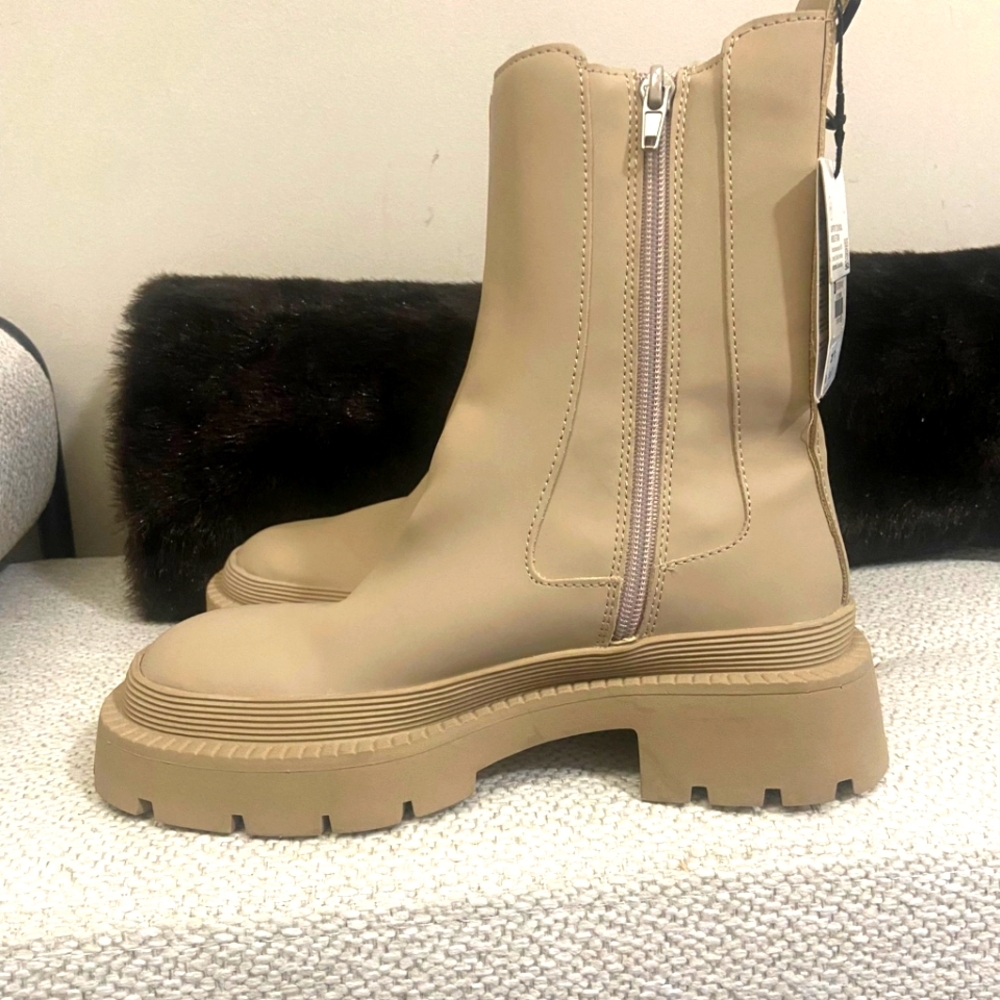 ❤️Zara Rubberized chunky boots-Beige